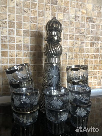 Графин со стаканами и рюмками