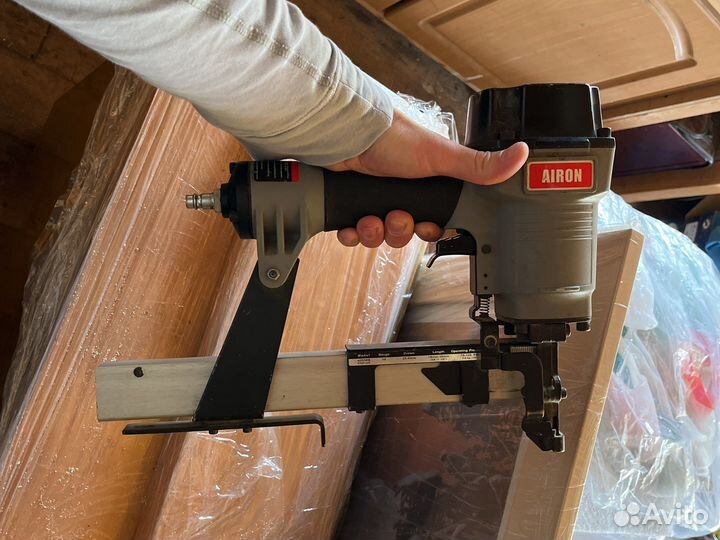 Пневматический скобозабивной пистолет