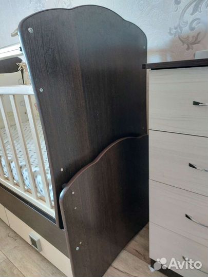 Детская кроватка с маятником