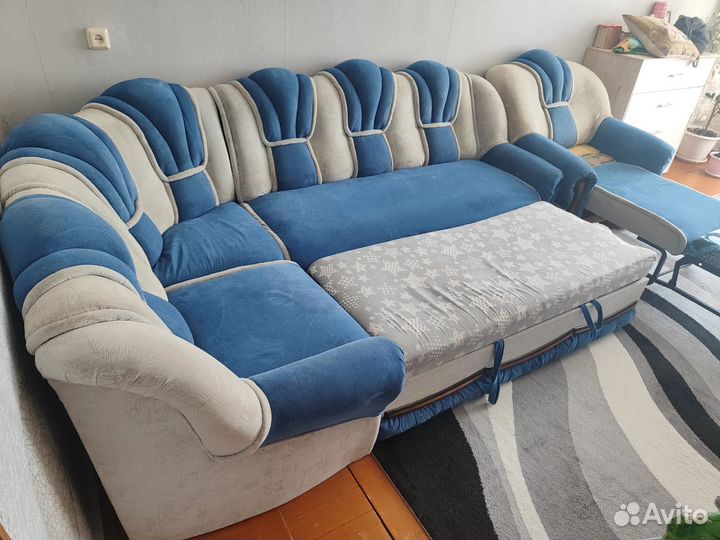 Продам угловой диван с креслом