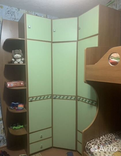 Кровать двухьярусная с угловым шкафом для двоих