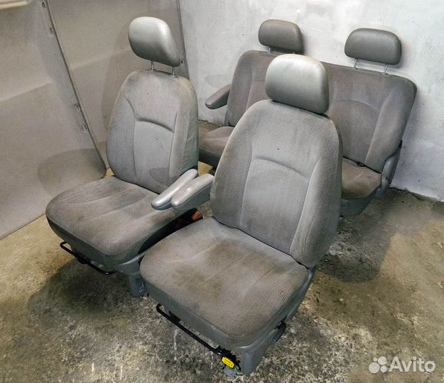 Сиденья передние с диваном Dodge Caravan 4