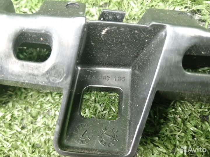 Кронштейн переднего бампера левый Volkswagen Passa