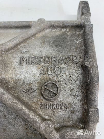 Кронштейн кондиционера Митсубиши Паджеро 4