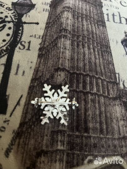 Брошь с кристаллами