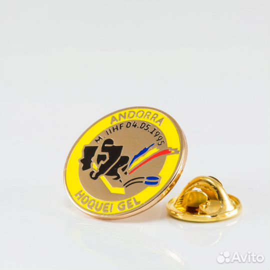 Коллекция хоккейных значков национальных федераций