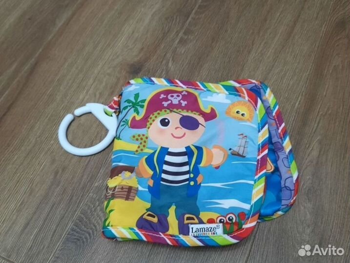 Развивающийся коврик и игрушки для малыша