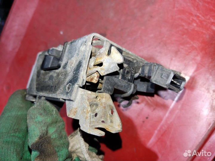 Замок двери передний правый Audi 100 седан 2.3 AAR