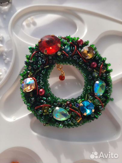 Брошь из бисера Рождественский венок