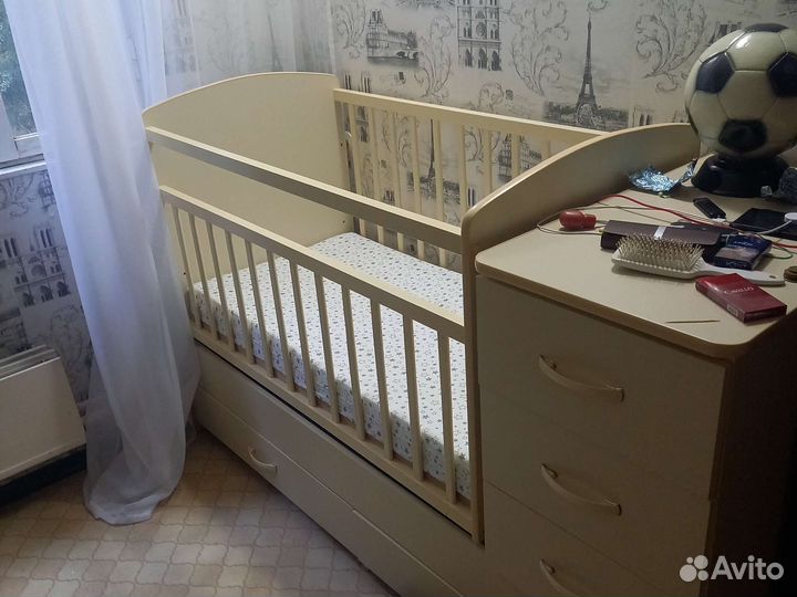 Детская кроватка с маятником и ящиком