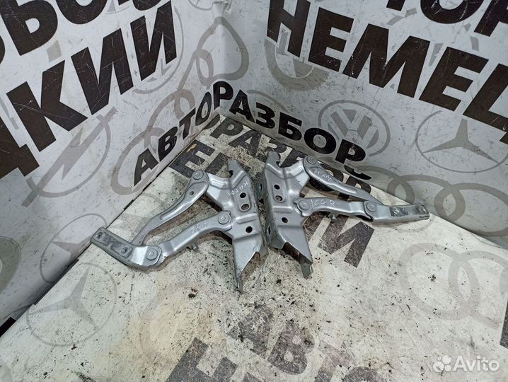 Петля капота Mercedes W169