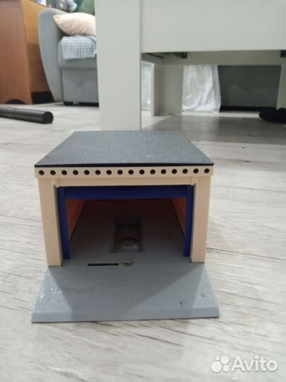 Игрушка- гараж б/у