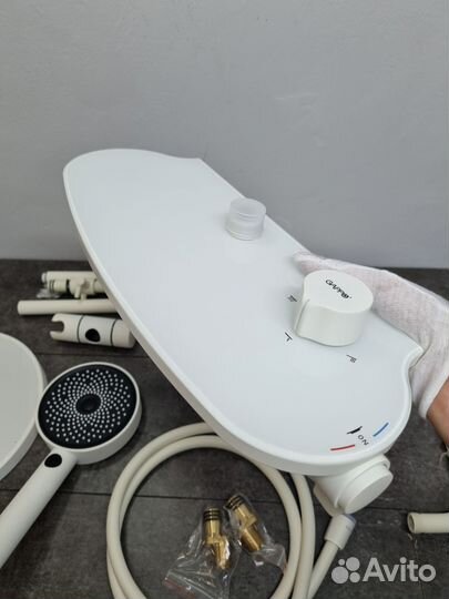 Белая матовая душевая стойка Gappo G2595-88