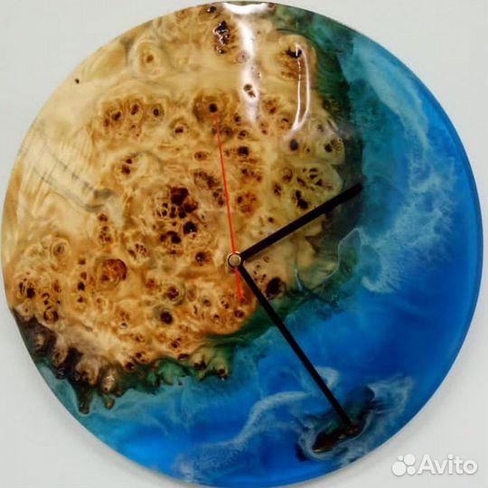 Часы из массива тополя и смолы в стиле лофт