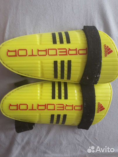 Футбольные щитки Adidas