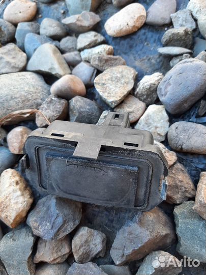 Кнопка крышки багажника на Рено Лагуна 2,Laguna 2