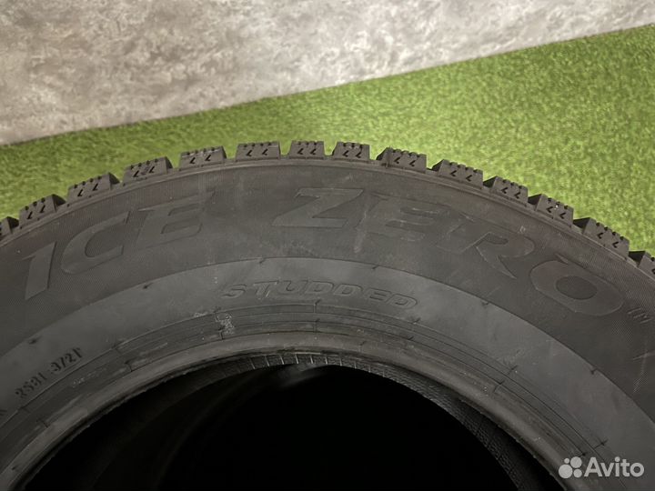 Pirelli Winter Ice Zero 215/70 R16 104T