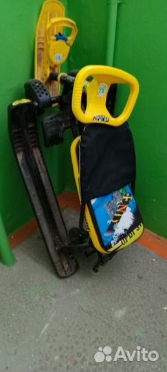 Детский снегокат с ручкой и колесами