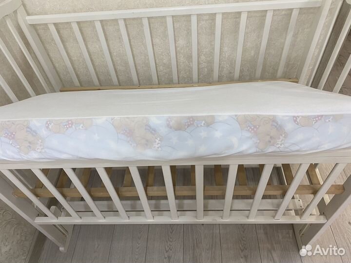 Детская кроватка с маятником