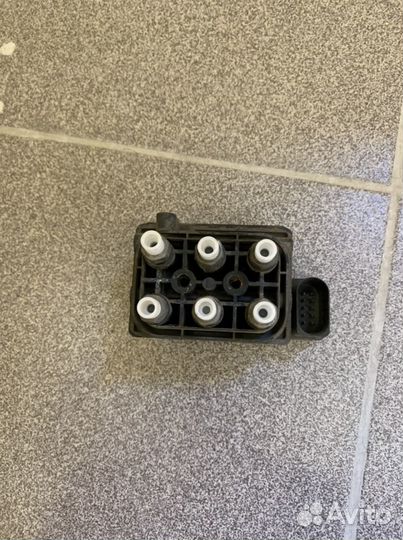 Блок клапанов пневмоподвески audi q7