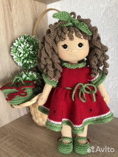Вязаная кукла ручной работы