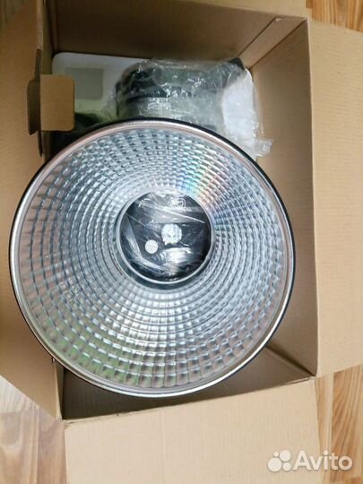 Осветитель студийный godox sl100d