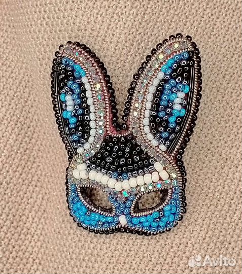 Брошь ручной работы Маска Зайчик