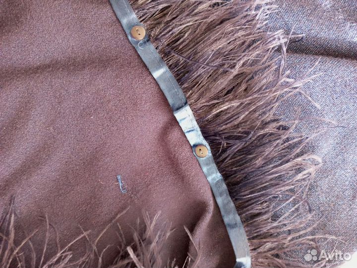 Платье темно синее с перьями М