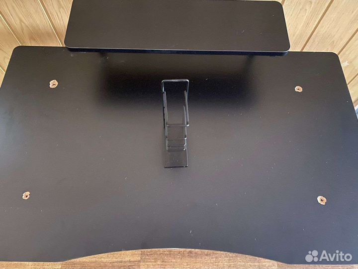 Компьютерный стол на металлокаркасе