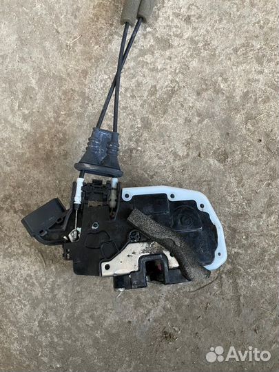 Замок боковой двери задний правый Nissan Murano