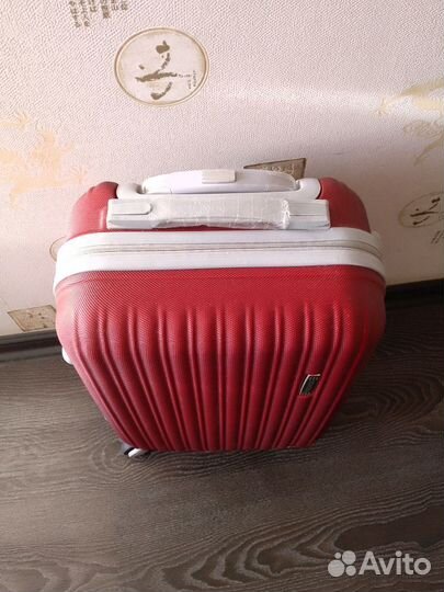 Чемодан на колесах(новый)