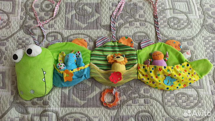 Бортик-сумка на кроватку + игрушки для малыша