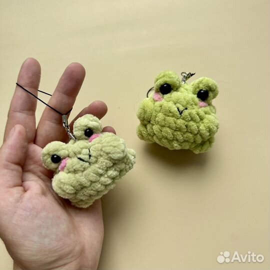 Брелок вязанная лягушка