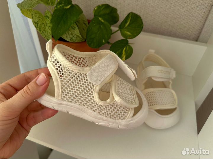 Новые сандалии детские летние с закрытым носом 24