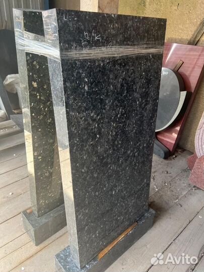 Памятник из лабрадорит