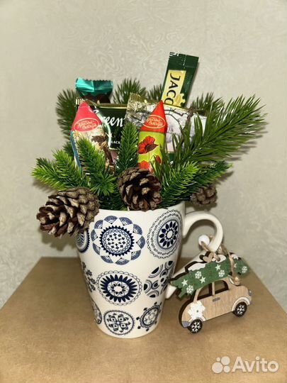 Подарок на праздник, кружка, сладости в чашке