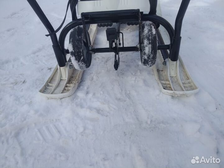 Детский снегокат с ручкой и колесами