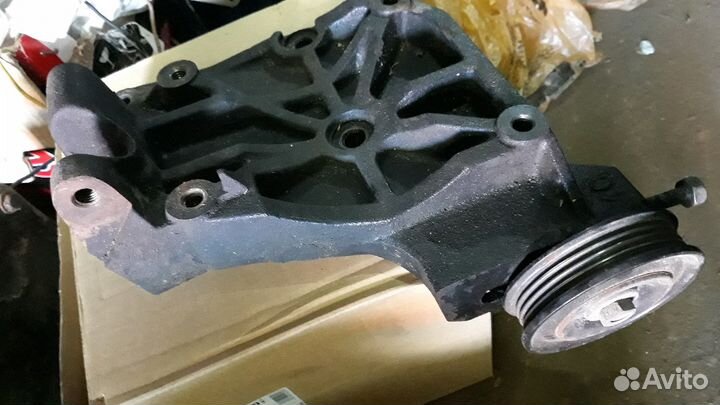 Кронштейн компрессора кондиционера nissan bluebird