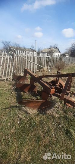 Плуг трехкорпусный