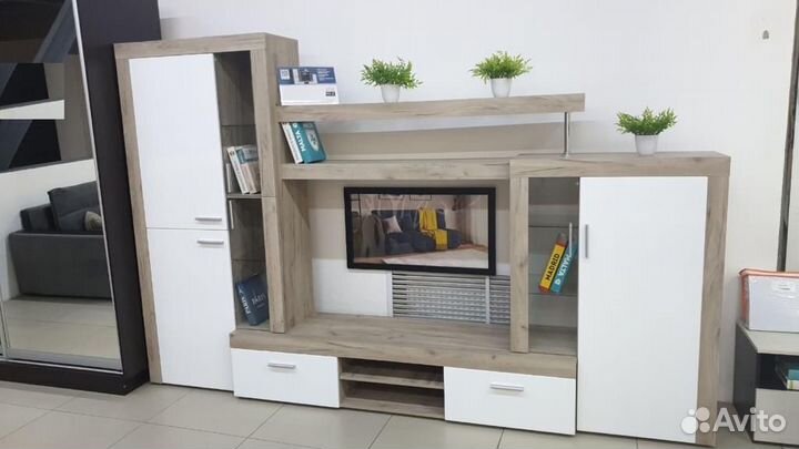 Стенка Монтана (напротив М-Видео)