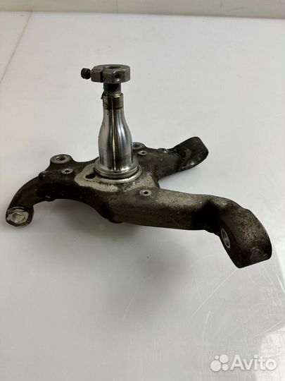 Кулак передний левый Mercedes-Benz CLS-Класс