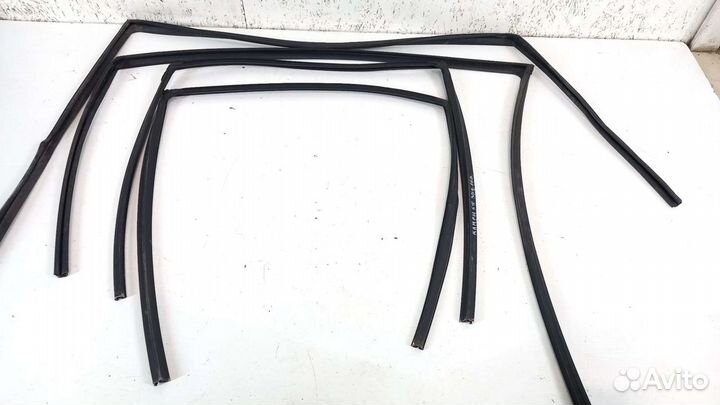 Уплотнитель стекла двери Toyota Camry v55