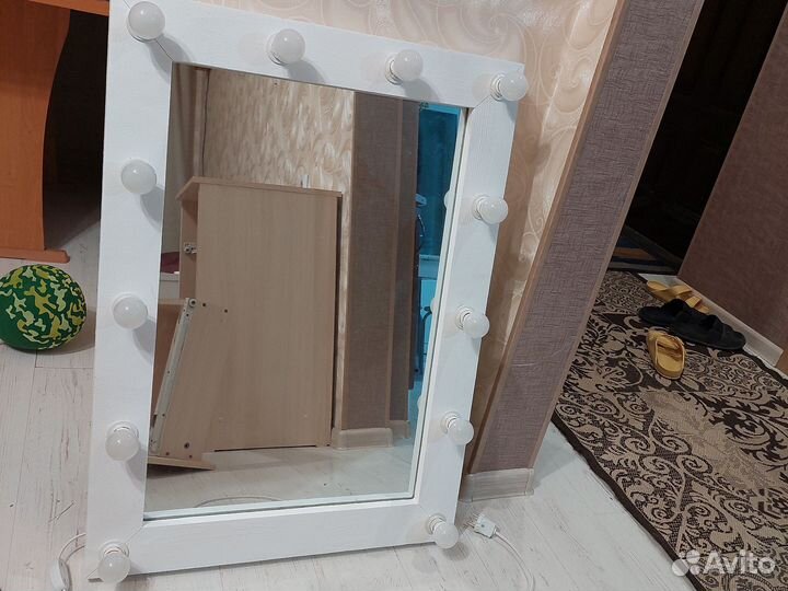 Гримерное зеркало с лампочками