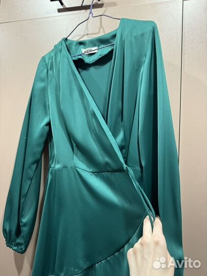 Атласное изумрудное платье на запах