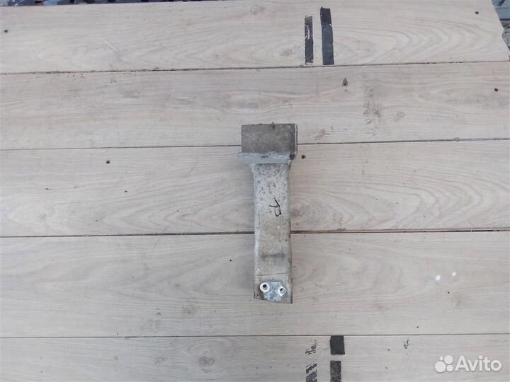 Кронштейн усилителя переднего бампера правый от B