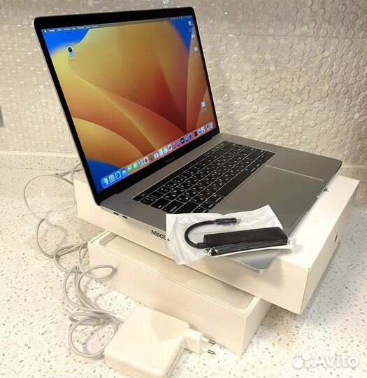 Macbook Pro 15 2019 i7/32/512 + подарок USB HUB