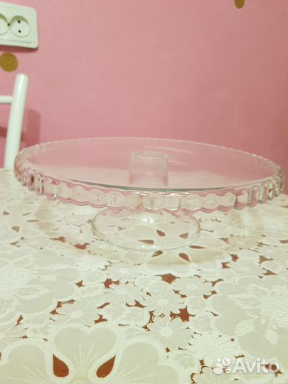 Тортница на ножке из стекла