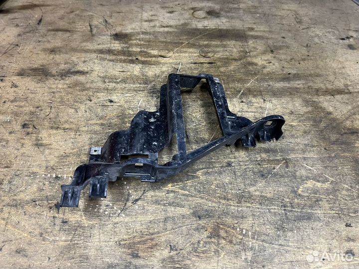 Кронштейн фары правый BMW X5 E53 Рестайлинг