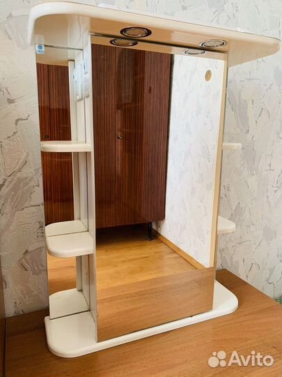 Стеклянный шкаф в ванную