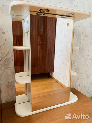 Стеклянный шкаф в ванную